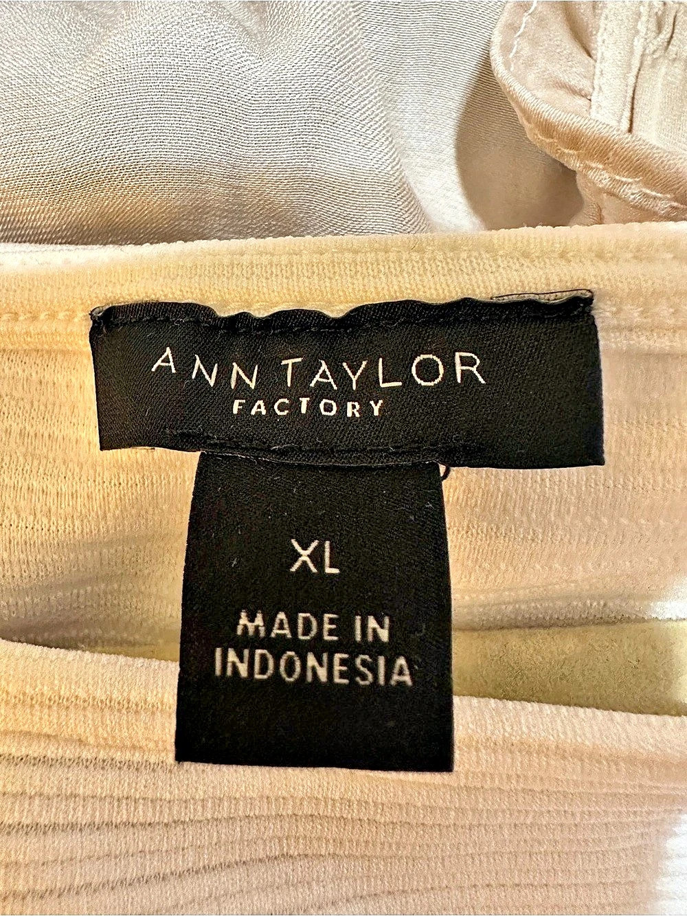 Ann Taylor Factory Ribbed Shoulder Button Shell Top White XL - Picture 3 of 4